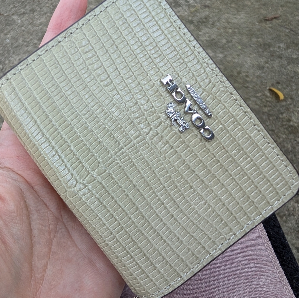 Coach Mini Wallet On A Chain Pale Green NEW WITH TAGS - Picture 4 of 8